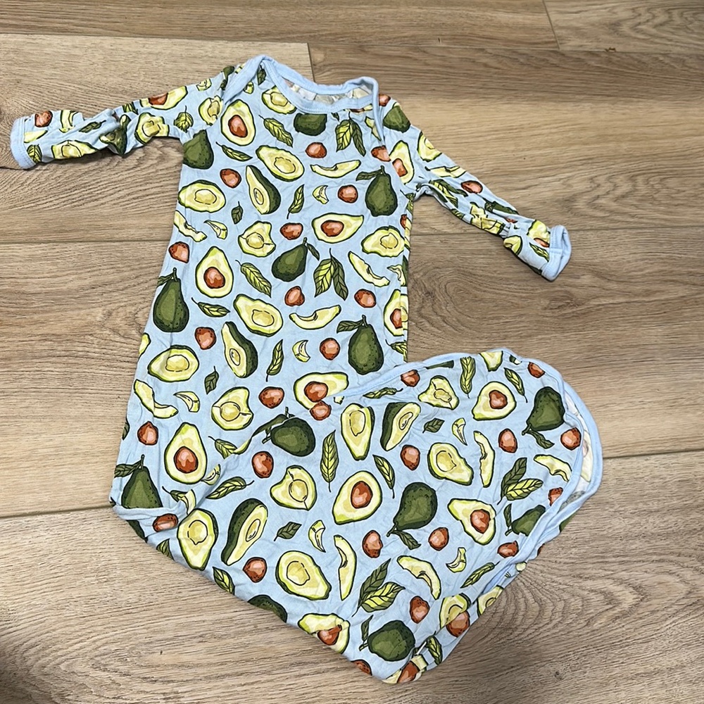 LITTLE SLEEPIES avocado (blue) knotted gown